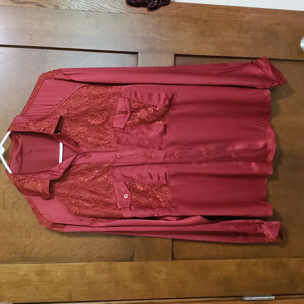 Rust western style button down with lace yoke and pockets.Bin#7